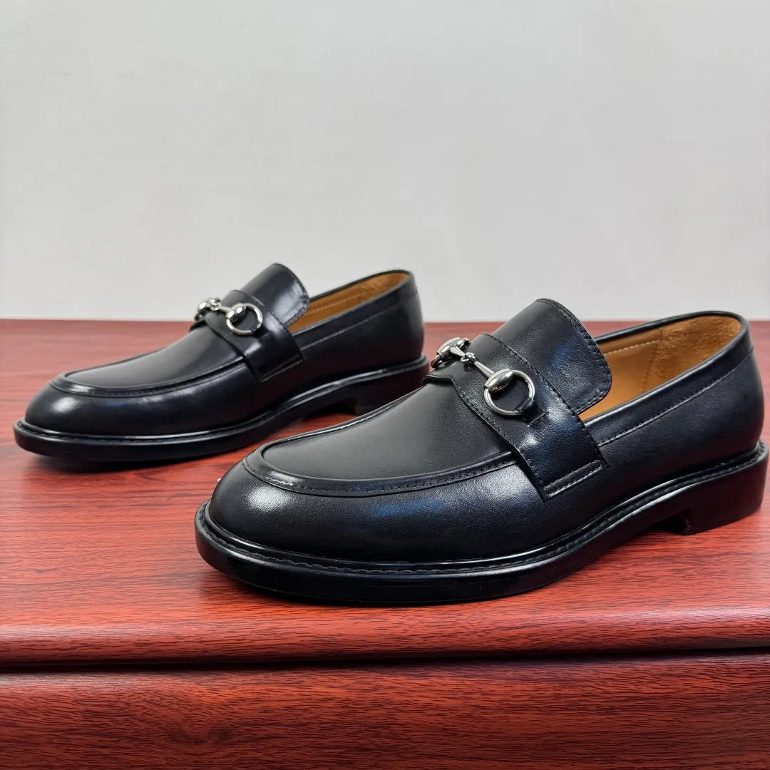 Batch 980 Gucci/Gucci new men's loafers with horsebit buckle! These classic loafers, embellished with a horsebit buckle, embody timeless elegance and pay homage to the brand's rich heritage. The carefully crafted leather sole and semi-circular toe inject new charm into the entire design. Iconic accessories and metal buckle finishes complement each other, classic loose fit, solid color leather highlights the simple and rustic temperament. Select high-quality leather. Pay attention to the details of the leather material. The texture is bright. The leather has excellent toughness. It is soft, comfortable and durable. The dyed calfskin lining has uniform and fine holes, soft and comfortable. The thickened leather outsole and the composite rubber bottom sheet at the heel are extremely comfortable, wear-resistant and non-slip. It is the first choice for light weight. It is versatile and luxurious, and comes with a full set of packaging! Size: 39-40-41-42-43-44 leather shoe size (can be customized to 38.45.46) Item number: 812158 black cowhide